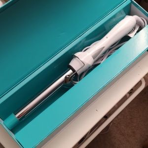 NWOT Moroccanoil Pro series titanium curling iron